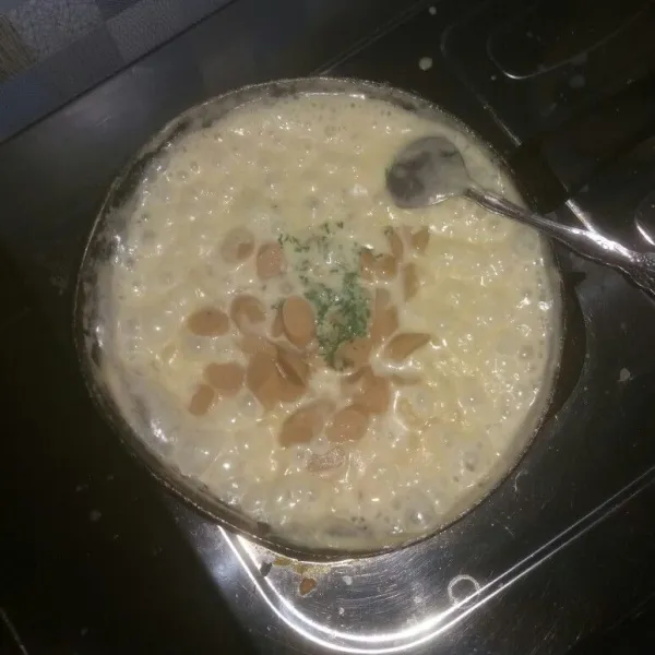 Masak hingga macaroni matang, lalu tambahkan potongan sosis dan juga parsley. Masak hingga mengental sambil sesekali diaduk-aduk.