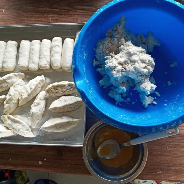 Setelah adonan tercampur rata. Bentuk adonan menjadi kapal selam, lenjer, dan kulit