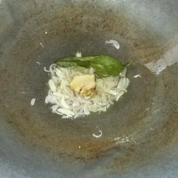 Panaskan minyak goreng. Tumis bawang merah, bawang putih, lengkuas, dan daun salam. Tumis hingga bumbu harum dan matang.