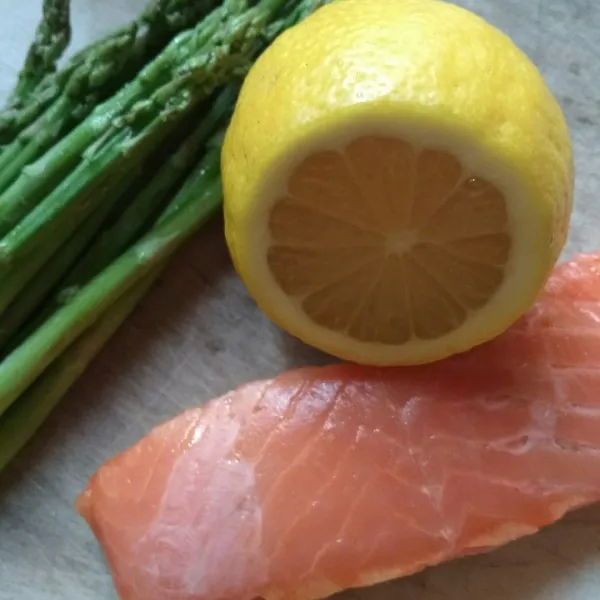 Siapkan salmon yang sudah diberi perasan jeruk.
