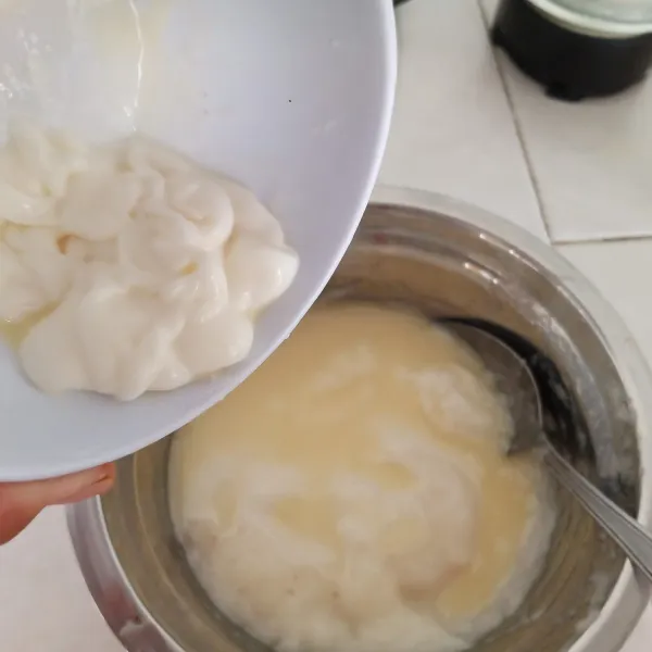 Tambahkan pula mayonaise. Kemudian aduk hingga tercampur sempurna