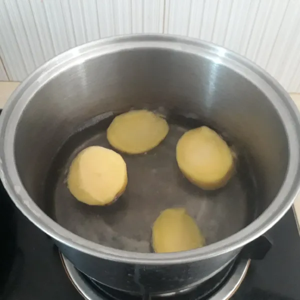 Kupas 1 buah kentang ukuran sedang lalu rebus dengan api sedang hingga matang