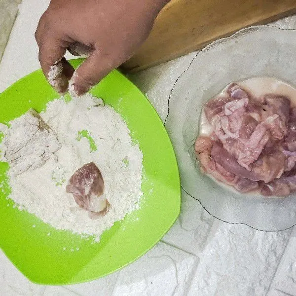 Cuci bersih ayam, lalu potong sesuai selera, campurkan ke dalam tepung basah dan kering