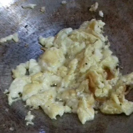 Panaskan minyak dalam wajan dan masukkan telur. Buat orak-arik.