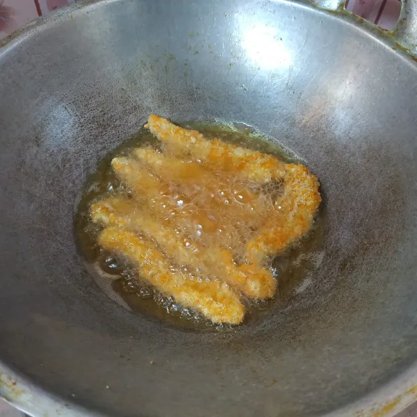 Panaskan minyak goreng secukupnya, goreng ayam hingga matang.