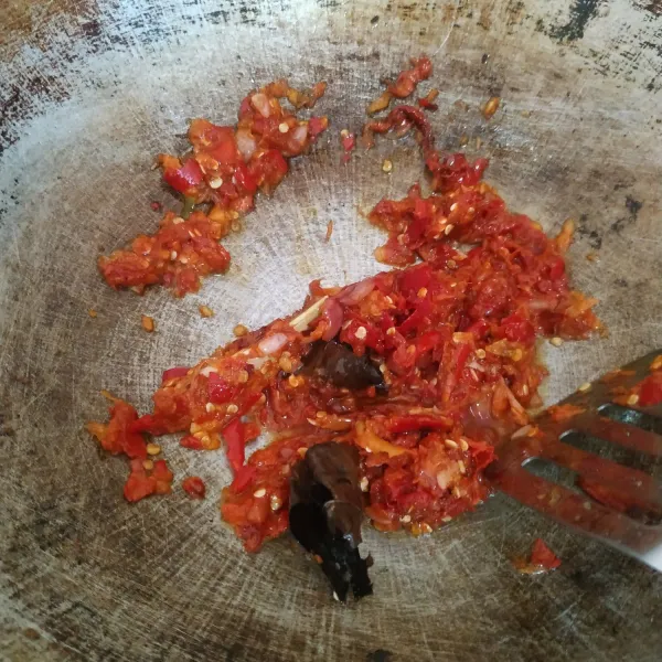 Tumis bumbu halus, serai geprek dan daun salam sampai matang.