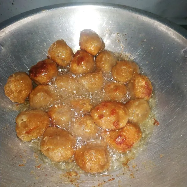 Goreng terlebih dahulu pentol, sisihkan.