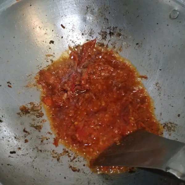 Tumis bumbu yang sudah dihaluskan hingga harum.