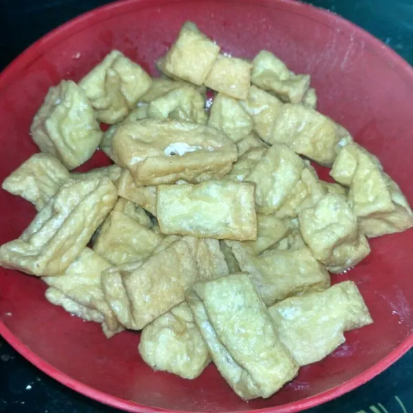 Potong-potong tahu dan goreng hingga matang.