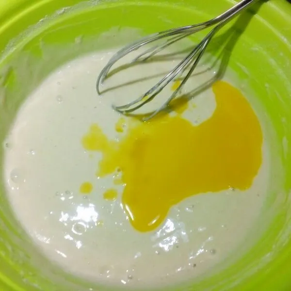 Masukkan butter leleh dan garam ke dalam adonan, aduk rata. Diamkan selama 15 menit, tutup wadah adonan.