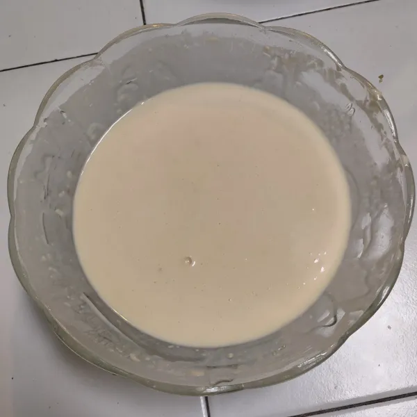 Tambahkan air sedikit demi sedikit hingga membentuk adonan cenderung cair. Tutup adonan, diamkan 1 jam. Setelah 1 jam masukkan baking soda dan aduk merata.