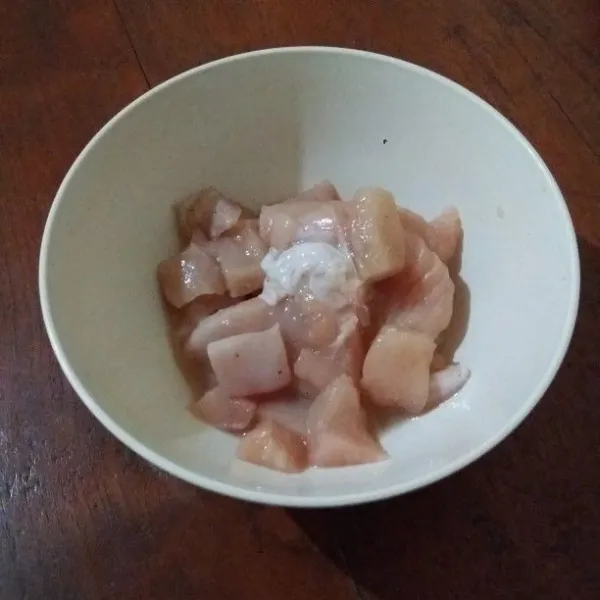 Cuci dada ayam kemudian potong dadu. Lumuri dengan bawang putih bubuk, merica bubuk dan garam. Diamkan selama 15 menit.