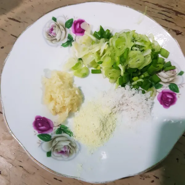 Iris semua bahan tumis.