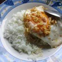 Taruh telur di atas nasi dan juga minyaknya. Sajikan.