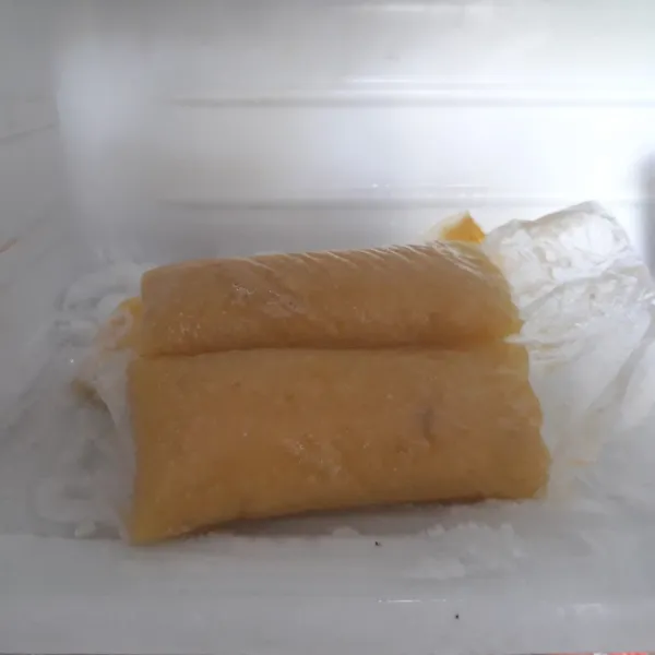 Setelah selesai dikukus, angkat dan tunggu hingga tidak panas lagi. lalu letakkan ke dalam kulkas