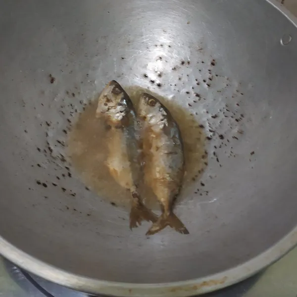 Cuci bersih ikan peda, lap dengan tisu, goreng dengan minyak sedikit (cukup sekali balik saja). Goreng hingga matang