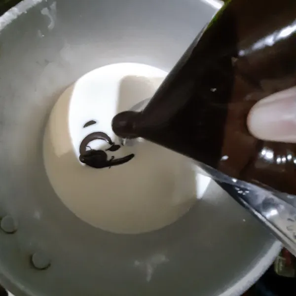 Lapisan 3 (atas), campur 250 ml UHT full cream dengan selai coklat, masak hingga larut lalu tambahkan 1 sdm maizena yang sudah dilarutkan.
