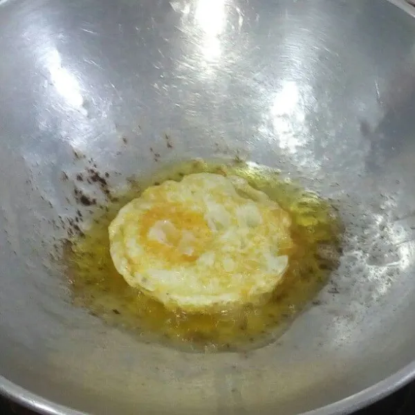 Buat telur ceploknya sampai selesai.