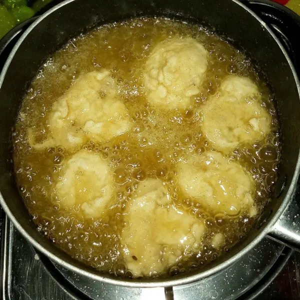 Goreng dalam minyak panas sampai matang. Tiriskan.