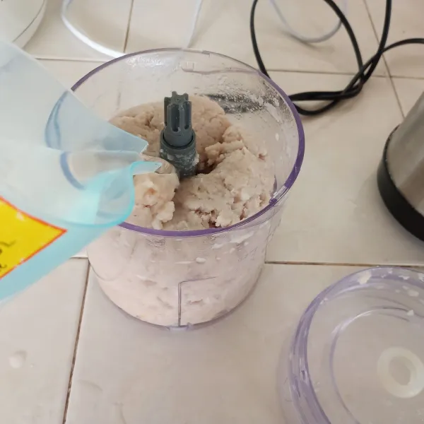 Tambahkan air secukupnya, supaya adonan lebih basah