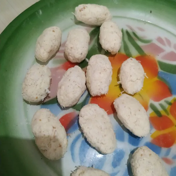 Ambil sedikit adonan, bentuk lonjong. Lakukan sampai adonan habis.