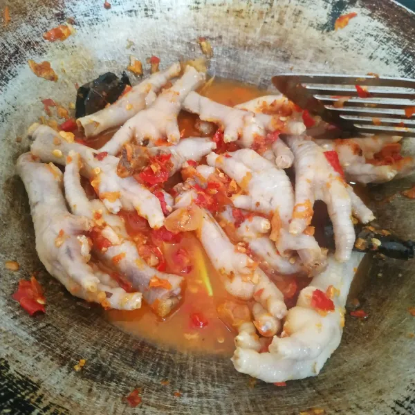 Tambahkan air, garam, gula dan kaldu bubuk. Koreksi rasa.