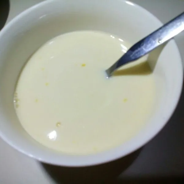 Kocok telur, vanilla extract, dan susu.