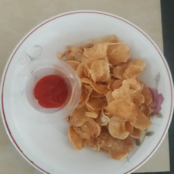 Letakkan di dalam piring. Toping bisa ditambahkan balado, saus, ataupun sesuai selera