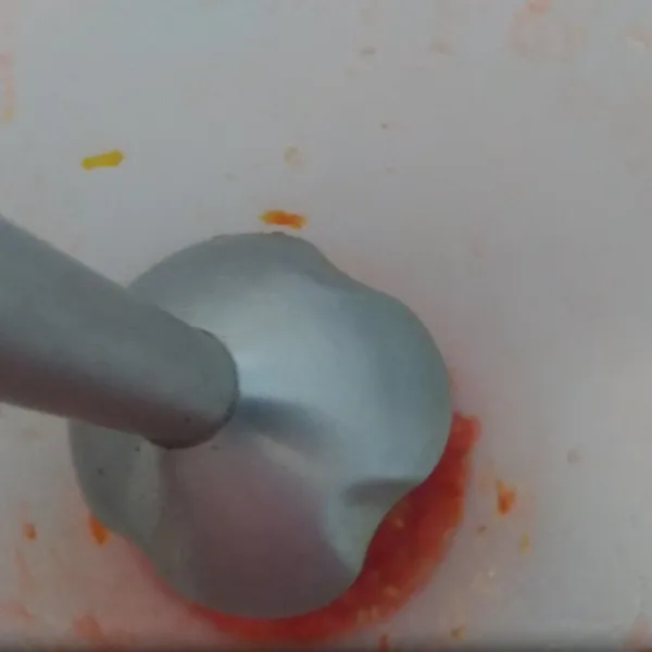 haluskan tomat dengan blender lalu saring.