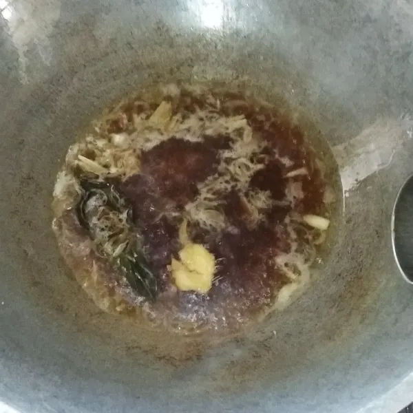 Tuang air (untuk kuah) ke dalam wajan. Masukan gula merah, gula pasir, garam, dan kaldu bubuk. Aduk rata.