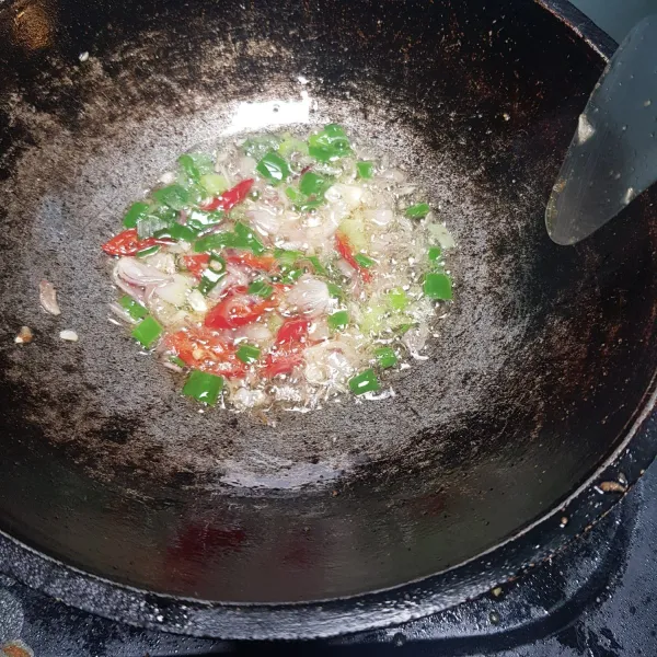 Panaskan minyak lalu masukkan bahan tumisan.