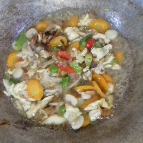 Beri 150 ml air, garam dan saus tiram secukunya. Aduk rata.