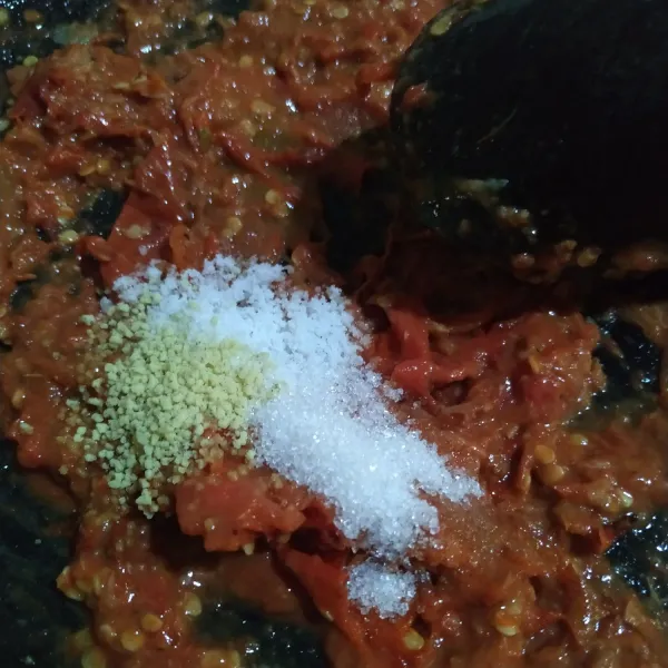 Beri garam, gula, dan kaldu bubuk. Ulek hingga tercampur rata.