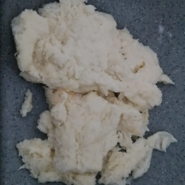 sobek sobek roti tawar, tuangi susu, tunggu hingga lembek kemudian hancurkan.