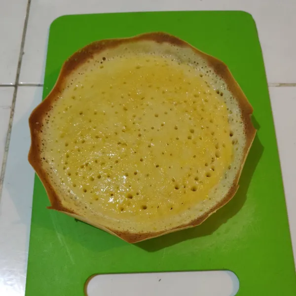 Baluri dengan mentega selagi panas. Siap diberi topping dan sajikan