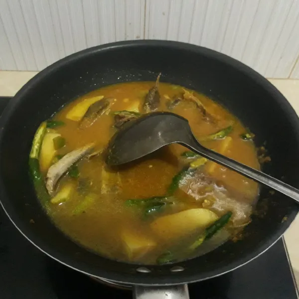 Tambahkan 750 ml air/secukupnya, masak dengan api sedang hingga matang. Tumis ikan tongkol siap dihidang