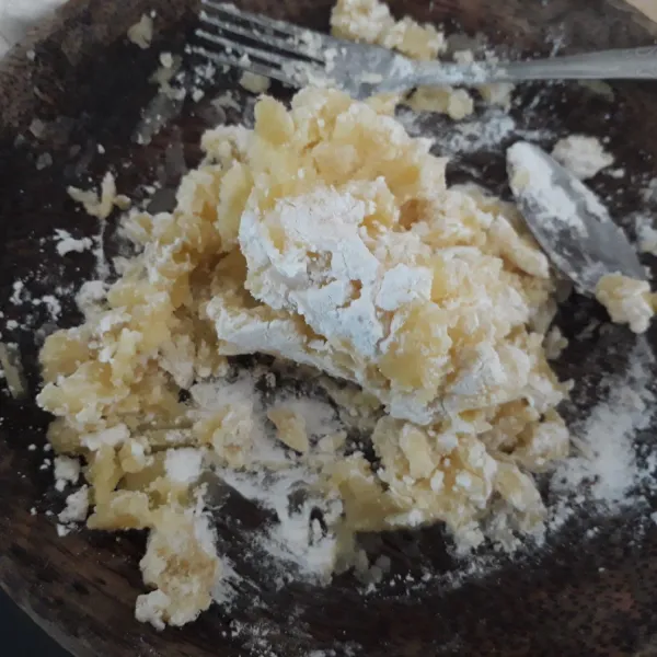 Kemudian tambahkan garam, tepung tapioka, dan juga penyedap rasa