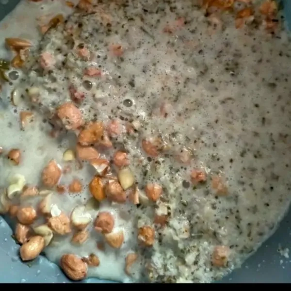 Haluskan bawang putih, kencur, daun jeruk dan kemiri sampai halus. Kemudian masukkan dalam wadah kacang.