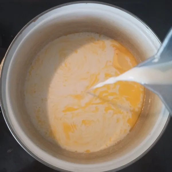 Panaskan panci diatas kompor. Lelehkan mentega, masukkan larutan susu dan bahan saus bachamel lainnya. Aduk rata hingga mengental. Tambahkan keju mozzarella. Aduk hingga tercampur rata, tidak bergerindil.