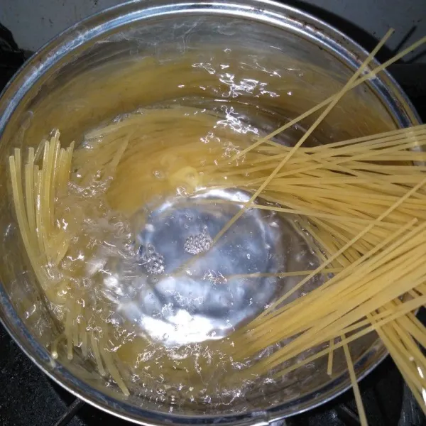 Masak air hingga mendidih kemudian masukkan Spaghetti. Masak hingga al dente atau cukup layu.