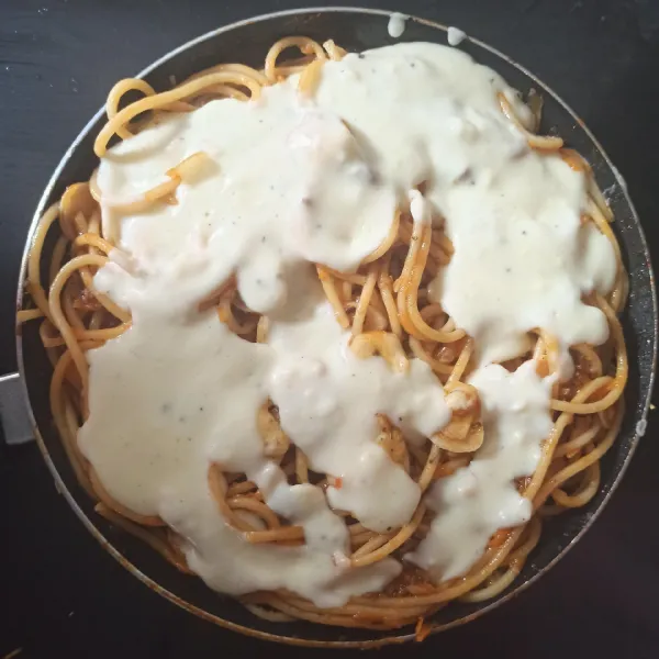 Siapkan pan/teflon. Tata dengan urutan dari bawah. Spaghetti, pure kentang, spaghetti, saus bachamel. Kemudian panggang diatas api sedang cenderung kecil selama 10-15menit.