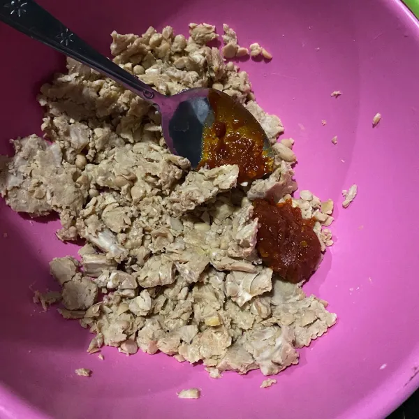 Masukkan bumbu halus ke tempe tadi.