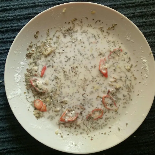 Campurkan tepung beras dan air, lalu masukan jahe, cabe rawit dan parsley bubuk.