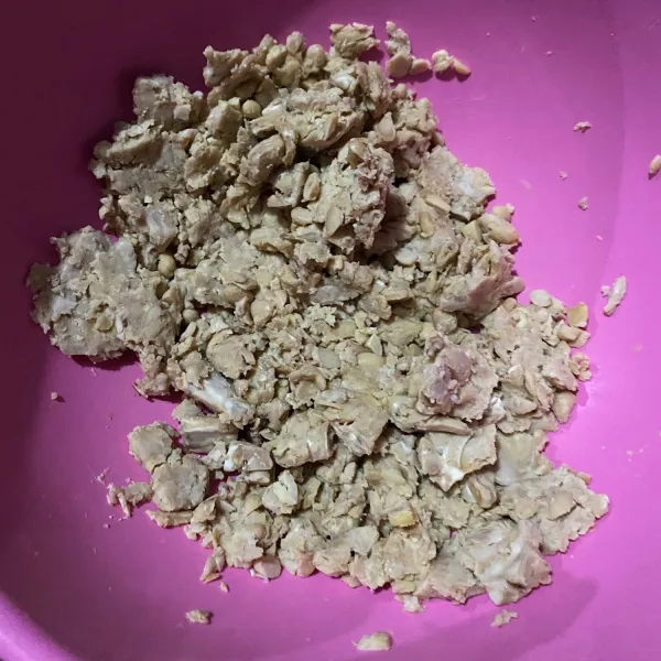 Haluskan dahulu tempe. Lalu haluskan bumbu halusnya.