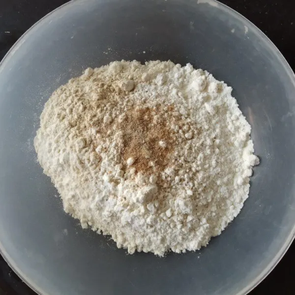 Campur tepung terigu, baking powder, soda kue, dan kaldu bubuk. Aduk rata.