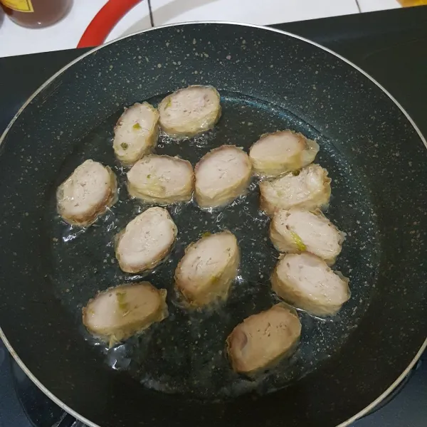 Potong sesuai selera dan goreng hingga keemasan