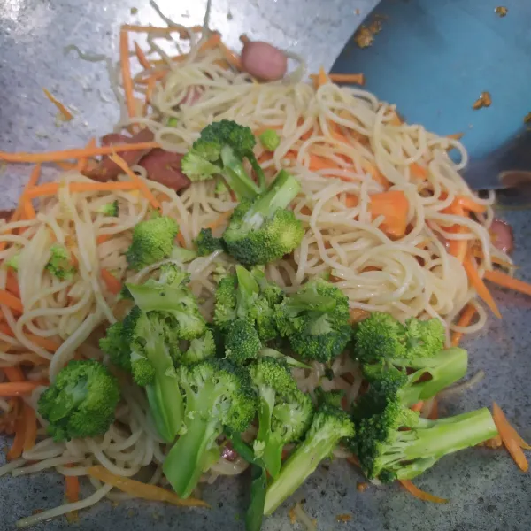 Masukkan brokoli aduk rata. Beri kaldu bubuk dan lada bubuk aduk rata. Tes rasa. Siap disajikan.