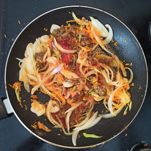 Masukkan daging cincang, saus tomat