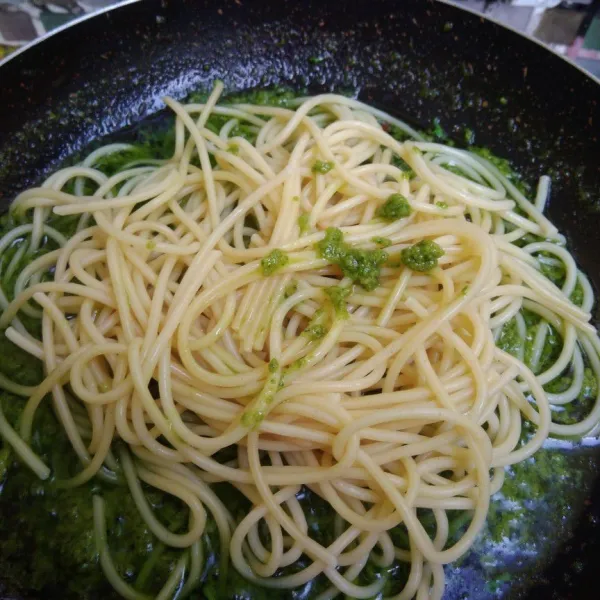 Masukkan spaghetti, aduk rata. Letakkan di piring saji.