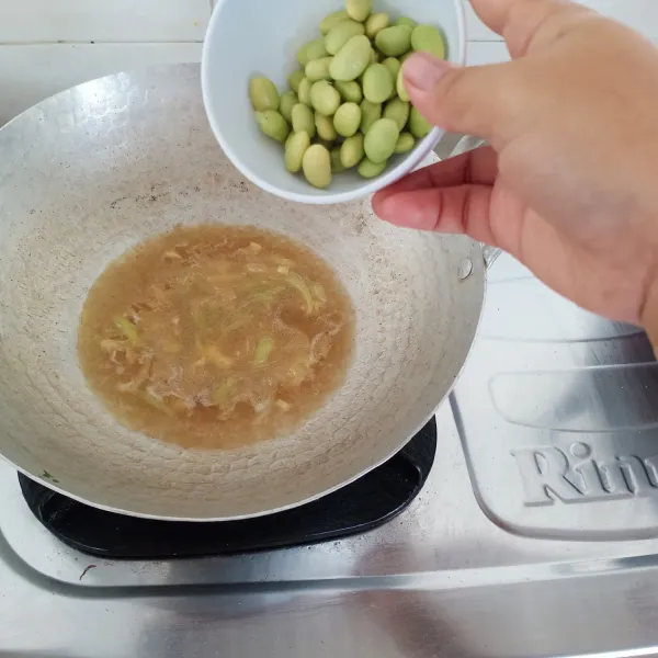 setelah harum, tambahkan air dan edamame.